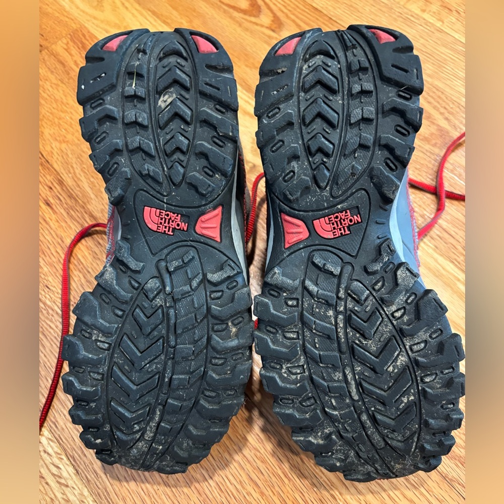 Boys North Face hiking boots.  Size 4.  Gray with Red trim. - Picture 4 of 5